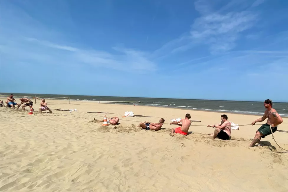 Verolift teambuilding op het strand